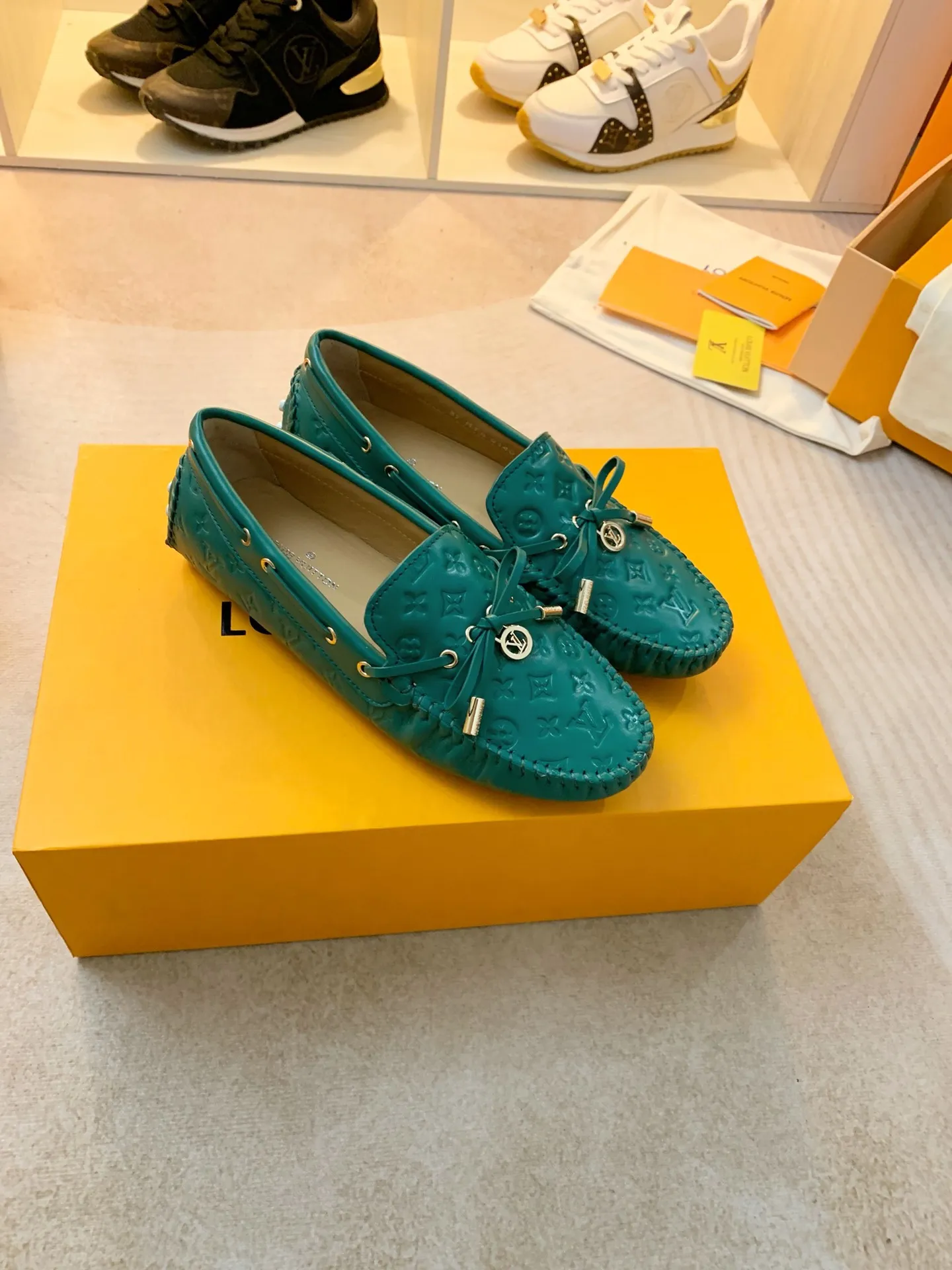 p460💰Couple model❤️🇫🇷 𝙇𝙤𝙪𝙞𝙨 𝙑𝙪𝙞𝙩𝙩𝙤𝙣 🇫🇷Louis Vuitton 2023 Classic𝓛𝓿 𝓣𝓻𝓪𝓲𝓷𝓮𝓻 Sports Series ➪➪➪¯ [Arizona Doudou Shoes Series] ▪️▪️▪️Arizona slip-on shoes are made of Monogram Eclipse canvas. Its hand-painted and dyed edges and hand-sewn uppers fully demonstrate Louis Vuitton's traditional shoemaking craftsmanship. This slip-on shoe is very lightweight. The integrated tongue and upper make it particularly comfortable and flexible. The soft outsole is equipped with rubber padding. Decorated with matching sash. Detailed features: ☑️Monogram Eclipse canvas ☑️Black Eclipse pattern ☑️Hand-painted shoe edges ☑️Hand-sewn uppers (each pair takes time to process) ☑️Integrated tongue and upper construction ☑️Outsole equipped with rubber lining ☑️size: 35_46